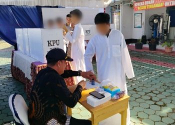 23 Anak Binaan LPKA Martapura Datangi TPS Khusus Dengan Mengenakan Baju Gamis Untuk Gunakan Hak Pilih