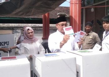 Kenakan Kemeja Putih, Bupati Kotabaru Gunakan Hak Suara