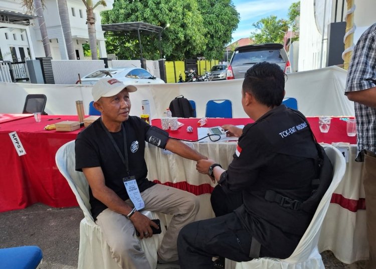 TCK EMT Dan Satgas Regional Kalimantan Selatan Pusat Krisis Kesehatan Lakukan Pemantauan Dan Periksa Kesehatan Petugas KPPS