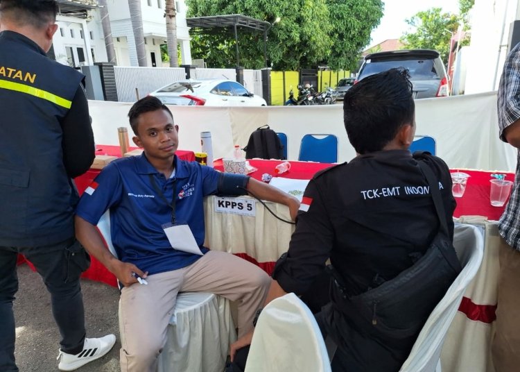 TCK EMT Dan Satgas Regional Kalimantan Selatan Pusat Krisis Kesehatan Lakukan Pemantauan Dan Periksa Kesehatan Petugas KPPS