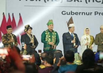Wali Kota Aditya Terima Penghargaan PWI 2024 dari Presiden Jokowi