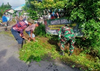 Danramil Liang Anggang Bersama Aparat Lurah Ajak Warga Bersihkan Parit