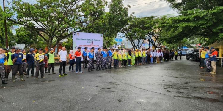 PT Indocement Tunggal Prakarsa Bersama DLH Kotabaru Bersih-Bersih Sampah