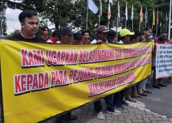 Puluhan LSM KAKI Kalsel Sambangi KPU Banjarbaru
