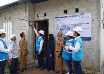 PLN Terangi 108 Rumah di Kalselteng Melalui Program Sambung Listrik Gratis