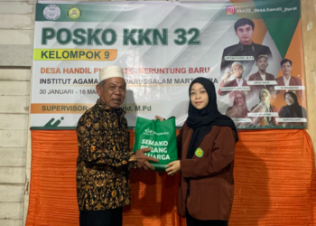 Lazisnu Kabupaten Banjar Bersama Mahasiswa KKN IAI Darussalam Bagikan Paket Sembako Kepada Warga