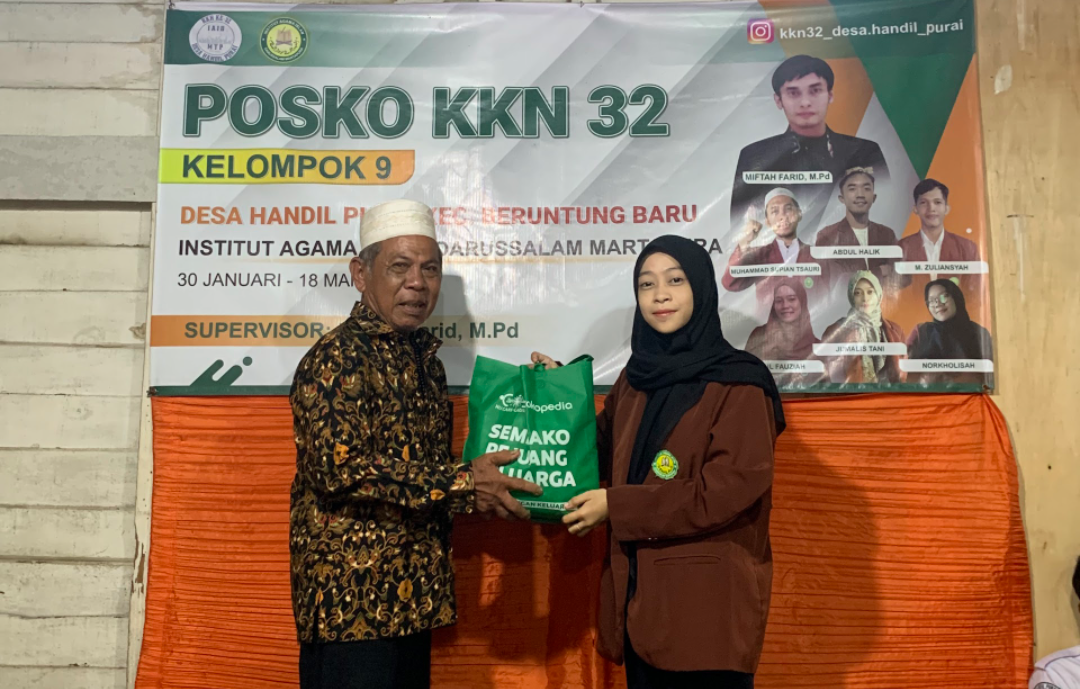 Lazisnu Kabupaten Banjar Bersama Mahasiswa KKN IAI Darussalam Bagikan Paket Sembako Kepada Warga