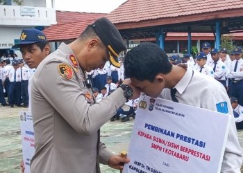 Kapolres Kotabaru Beri Bantuan ke SMPN 1 Kotabaru