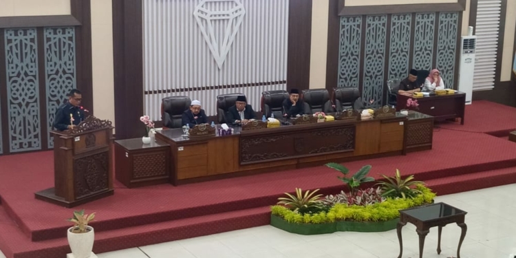 Irwan Bora Bacakan Hasil Pansus PT Baramarta Pada Rapat Paripurna DPRD Kabupaten Banjar