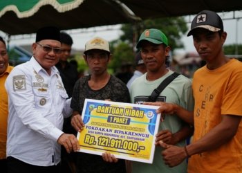 Bupati Kotabaru Sayed Ja’far Serahkan Bansos di Dua Kecamatan
