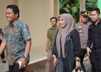 Bupati Balangan Datang Ke TPS Bersama Dua Orang Caleg