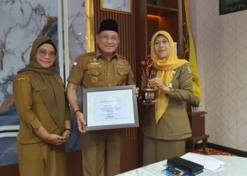 Kadis DP3AKB Serahkan Penghargaan KLA dari Kementerian PPPA Kepada Bupati Kotabaru