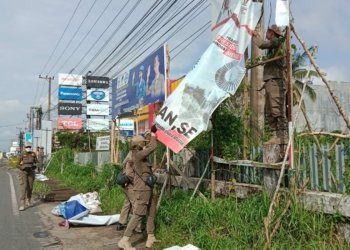 Masih Bertebaran! Satpol PP Banjarbaru Masih Tertibkan APK Pasca Pemilu