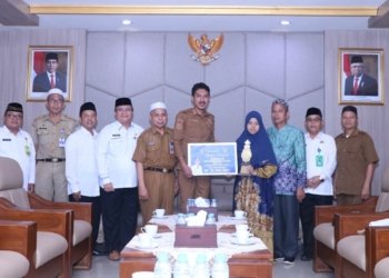 Bupati Banjar Serahkan Bonus Kepada Terbaik III MTQ 30 Juz Di Teheran Iran