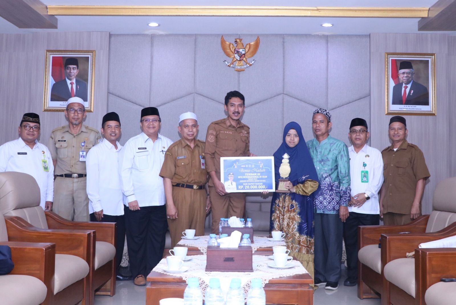 Bupati Banjar Serahkan Bonus Kepada Terbaik III MTQ 30 Juz Di Teheran Iran