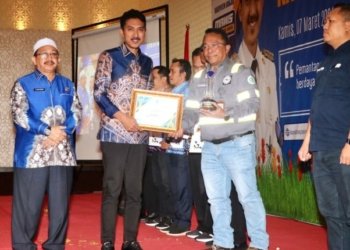 Bupati Banjar Serahkan Penghargaan Kepada Perusahaan Terbaik Di Kabupaten Banjar