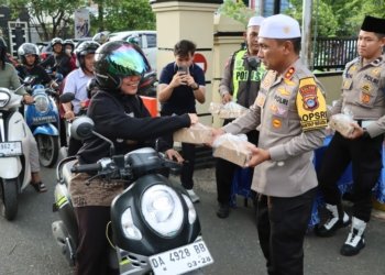 Polres Banjar Berbagi Takjil Ramadhan Untuk Pengguna Jalan
