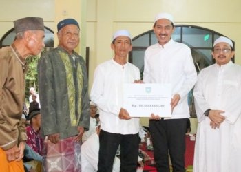 Bupati Banjar Serahkan Bantuan Untuk Masjid Syuhada Desa Sumber Harapan