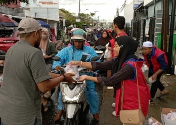 Peringati Hari Palang Merah Remaja, KSR, TSR Dan PMR Bagikan Takjil