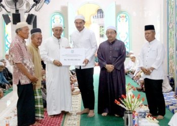 Bupati Banjar Serahkan Bantuan Untuk Masjid Jami Tukhfaturroghibin Desa Dalam Pagar Ulu