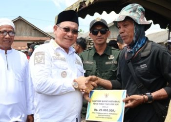 Bupati Kotabaru Serahkan Bantuan Kepada Korban Kebakaran