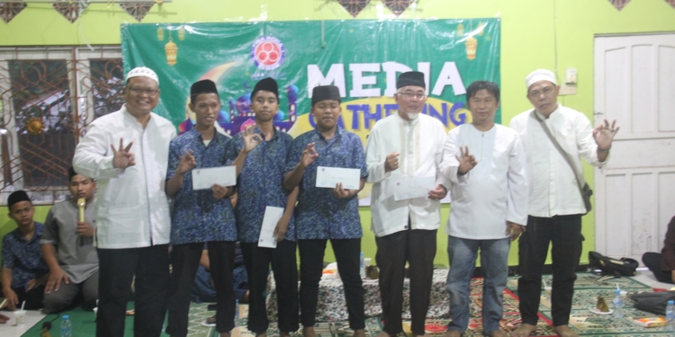 PT. TP Tarjun Beserta Jurnalis Kotabaru Berbagi Keberkahan Di Panti Asuhan Al- Istiqomah