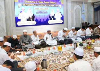 Bupati Banjar Serahkan Dana Hibah Untuk Badan Dan Organisasi Di Kabupaten Banjar