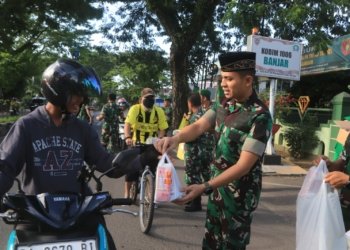 Dandim 1006 Banjar Bagikan Takjil Kepada Pengguna Jalan A Yani KM 39.00 Martapura