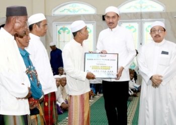 Bupati Kabupaten Banjar Serahkan Bantuan Saat Buka Puasa Di Desa Sungai Rangas Ulu