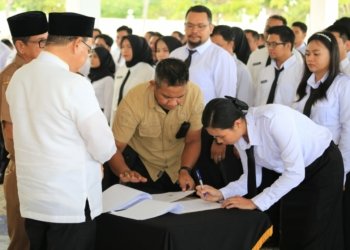 Bupati Kotabaru Serahkan 235 SK PPPK Tahun 2023