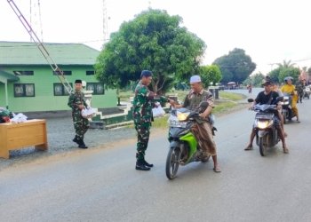 Anggota TNI Koramil Kusan Hulu Bagikan Takjil Kepada Masyarakat