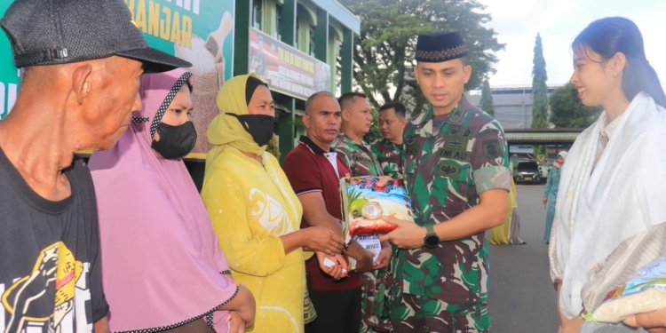 Dandim 1006/Banjar Bagikan Zakat Kepada Tukang Becak, Panti Asuhan Dan Warga Martapura