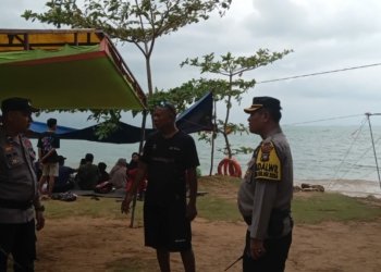 Kapolsek Sekupang Pantau Pantai Tanjung Pinggir Selama Libur Lebaran
