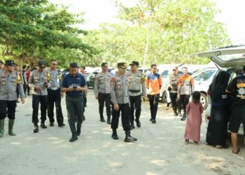 Kapolres Bintan Turun Sambangi Petugas dan Wisatawan di Pantai Trikora