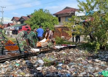 Tutupi Aliran Sungai, Koramil Gambut Bersama Warga Bersihkan Sampah