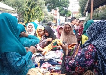 Meriahkan Hari Jadi Kota Banjarbaru, Tim Penggerak PKK Bagikan Ratusan Baju Gratis