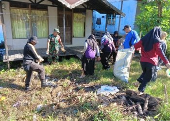Koramil Sungai Tabuk Bangun Kesadaran Warga Dengan Bersihkan Lingkungan
