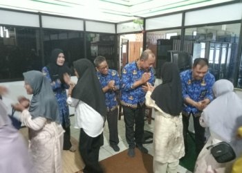 Kadis LH Kotabaru Jalin Silaturahmi ke Petugas Kebersihan dan Pertamanan Melalui Halal Bihalal