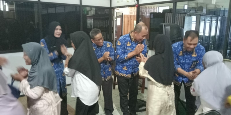 Kadis LH Kotabaru Jalin Silaturahmi ke Petugas Kebersihan dan Pertamanan Melalui Halal Bihalal