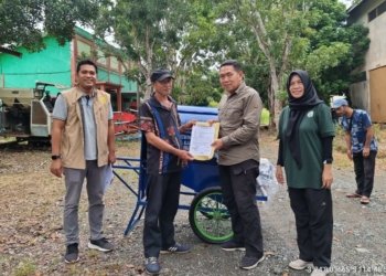 Kepala Distan Kabupaten Banjar Serahkan Alat “Power Thresher”