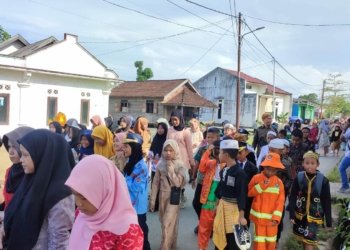 SDN 2 Sarigadung Tanbu Keliling Sekolah Berpakaian Adat Tradisional Indonesia