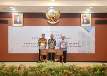 Ketua DPRD Kabupaten Banjar Bersama Wakil Bupati Kabupaten Banjar Terima LKPD 2023