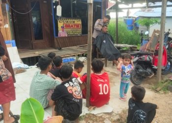 Babinkamtibmas Menjadi Langganan Warga Untuk Cukur Rambut