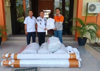 PT Antang Gunung Meratus Serahkan 4 Unit Tenda Pengungsi Kepada BPBD Kabupaten Banjar