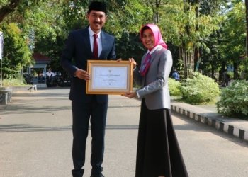 Bupati Banjar Serahkan Penghargaan Kepada Kadis Kesehatan, Penghargaan Apa Ya?