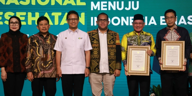 Jelang Harjad, Bupati Kotabaru Dapat Penghargaan Dari Menkes
