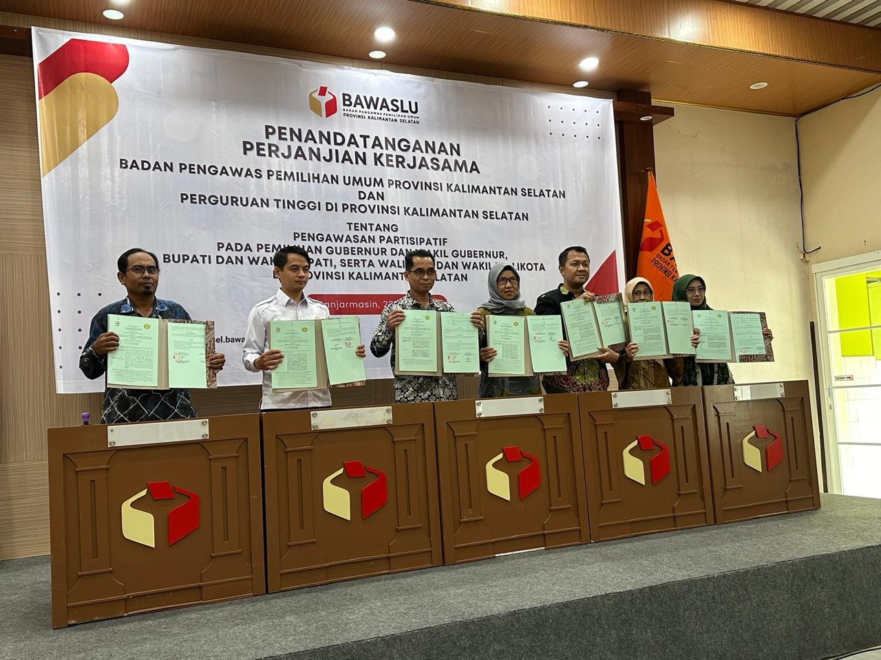 Jalin Kerjasama, Dekan FH UVAYA Tanda Tangani Kerjasama Dengan Bawaslu Provinsi Kalsel