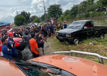 Mobil Pick Up Terjun Ke Irigasi, DPKP, BPBD Kabupaten Banjar, Relawan Sedap Lakukan Evakuasi