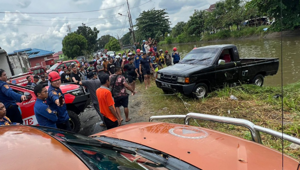 Mobil Pick Up Terjun Ke Irigasi, DPKP, BPBD Kabupaten Banjar, Relawan Sedap Lakukan Evakuasi