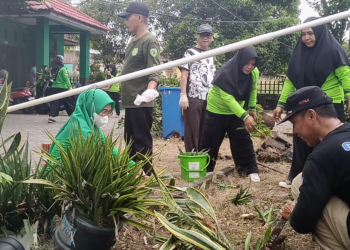 Kelurahan Dan RT Lakukan Gotong Royong Bersih-Bersih Lingkungan Kantor Kelurahan Sekumpul
